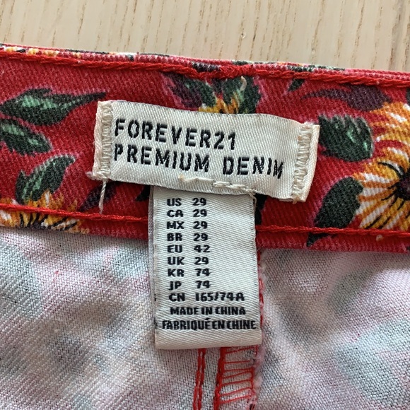 Red floral denim jean shorts - near vintage (2000s) - Picture 5 of 9